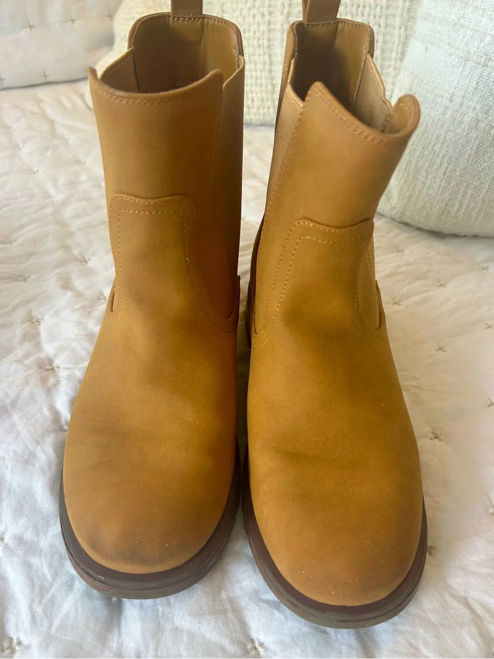 Gap Chelsea Boots in Tan ( faux seude)